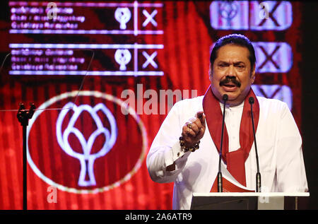 Colombo, Sri Lanka. 25th Oct, 2019. Sri Lanka's former President and Podujana Peramuna (SLPP) party leader, Mahinda Rajapaksa speaks during launching of his election manifesto in Colombo, Sri Lanka, Friday, October 25, 2019. Sri Lanka will hold presidential elections on 16 November 2019. Credit: Pradeep Dambarage/ZUMA Wire/Alamy Live News Stock Photo