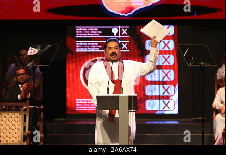 Colombo, Sri Lanka. 25th Oct, 2019. Sri Lanka's former President and Podujana Peramuna (SLPP) party leader, Mahinda Rajapaksa speaks during launching of his election manifesto in Colombo, Sri Lanka, Friday, October 25, 2019. Sri Lanka will hold presidential elections on 16 November 2019. Credit: Pradeep Dambarage/ZUMA Wire/Alamy Live News Stock Photo