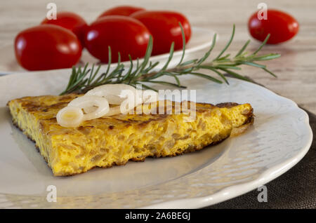 frittata di uova con le cipolle fetta dal basso Stock Photo