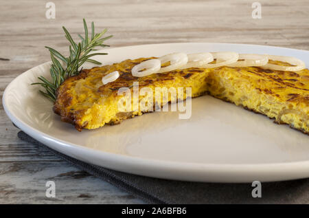 frittata di uova con le cipolle tagliata dal basso Stock Photo