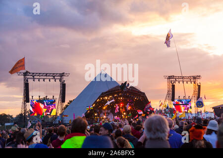 GLASTONBURY, UK - JUNE 27, 2014: Large crowd watching Elbow playing the Glastonbury Festival Pyramid Stage at Sunset Stock Photo