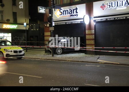 range rover crashes into jewellery shop during robbery Stock Photo
