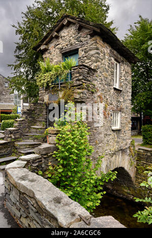 17th Century stone Bridge House straddling Stock Beck in the village of Ambleside Cumbria England Lake District National Park Stock Photo