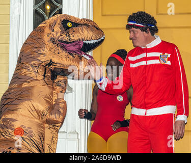 New York, USA,  25 October  2019.  New York City Mayor Bill de Blasio and First Lady Chirlane McCray greet a kid on a dinosaur costume at the traditional annual Halloween Party for children at their residence, Gracie Mansion.   Credit: Enrique Shore/Alamy Live News Stock Photo
