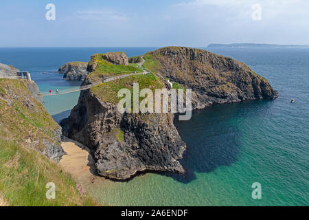 File:The rope bridge at Carrick-a-Rede.jpg - Wikimedia Commons