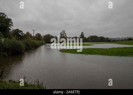 Cardiff, Wales, Uk. 26th Oct, 2019. Peterston-Super-Ely, Wales, UK, October 26th 2019. Flooded fields near Cardiff as heavy rain falls across much of Wales, with a Met Office amber warning in place for parts of south-east and south-west Wales. Credit: Mark Hawkins/Alamy Live News Stock Photo