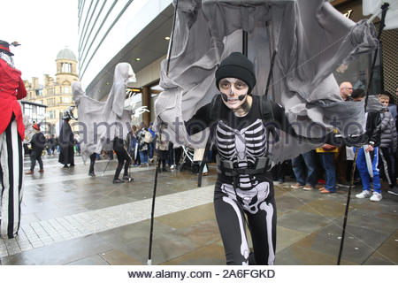 Manchester, UK, 26th October 2019.  Shoppers in central Manchester were treated to a taste of Halloween thus afternoon as members of the group Walk the Plank put on a special display of their abiliities to the delight of children and adults alike. Credit: Clearpix/Alamy Live News Stock Photo