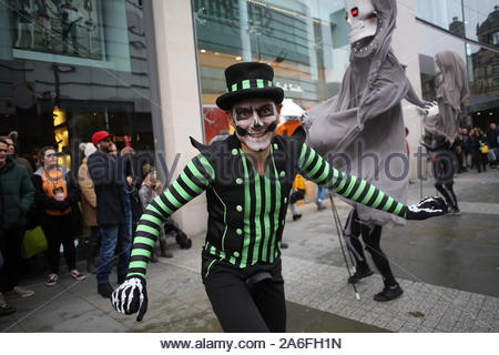 Manchester, UK, 26th October 2019. Shoppers in central Manchester were treated to a taste of Halloween thus afternoon as members of the group Walk the Plank put on a special display of their abiliities to the delight of children and adults alike. Credit: Clearpix/Alamy Live News Stock Photo