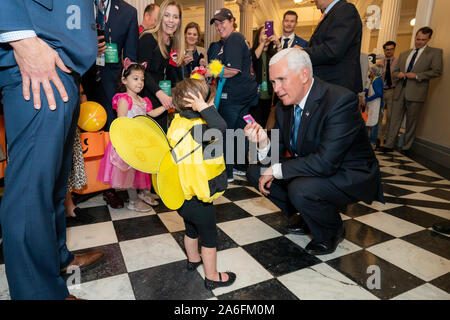 Washington, United States Of America. 25th Oct, 2019. USA. Oct. 25, 2019. Vice President Mike Pence visits with trick-or-treaters during a Halloween event Friday, Oct. 25, 2019, in the Eisenhower Executive Office Building of the White House. People: Vice President Mike Pence Credit: Storms Media Group/Alamy Live News Credit: Storms Media Group/Alamy Live News Stock Photo