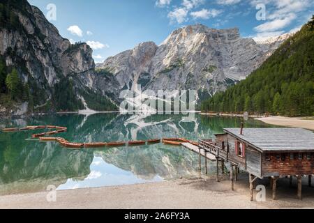 Lake Braies, mountain lake with boathouse and boats, behind it Seekofel, Prags, Dolomites, South Tyrol, Alto Adige, Italy Stock Photo
