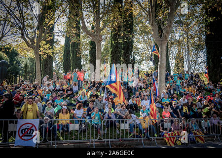 Barcelona Cataluña el dia 26 de octubre 2019 la asociaciones separatista  se manifiesta en Barcelona con el lema libertad políticos presos  BCN 2019