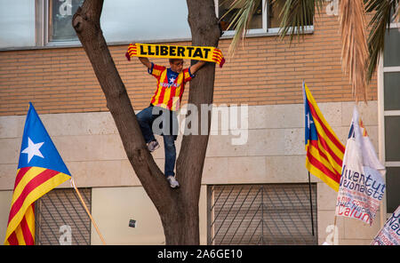 Barcelona Cataluña el dia 26 de octubre 2019 la asociaciones separatista  se manifiesta en Barcelona con el lema libertad políticos presos  BCN 2019