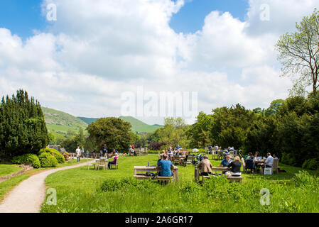 Children and families enjoy a day out at Ilam hall, by the Dovedale stepping stones and in the heart of the Derbyshire Peak District, National trust Stock Photo