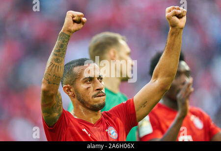 Munich, Germany. 26th Oct, 2019. Football FC Bayern Munich - FC Union Berlin, Munich October 26, 2019. Thiago ALCANTARA, FCB 6  cut under the right eye, celebration FC BAYERN MUNICH - FC UNION BERLIN  - DFL REGULATIONS PROHIBIT ANY USE OF PHOTOGRAPHS as IMAGE SEQUENCES and/or QUASI-VIDEO -  1. Credit: Peter Schatz/Alamy Live News Stock Photo