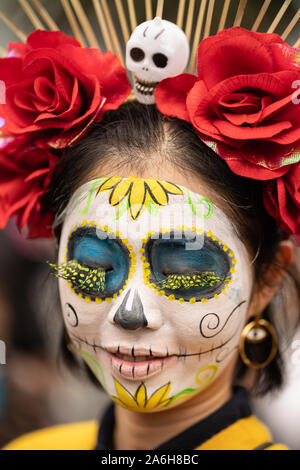 Mexico City, Mexico, 26/10/19, A woman dressed as Catrina attends the procession by the Angel of Independence statue.    The Catrina Procession is celebrated for the figure of Calavera Garbancera, originally created by Jose Guadalupe Posada.    Credit: Lexie Harrison-Cripps/Alamy Live NewsMexico City, Mexico, 26/10/19,   The Catrina Procession is celebrated for the figure of Calavera Garbancera, originally created by Jose Guadalupe Posada.    Credit: Lexie Harrison-Cripps/Alamy Live News Stock Photo