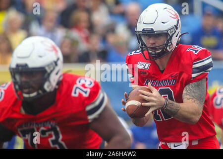 Newark, DE, USA. 26th Oct, 2019. Richmond quarterback JOE MANCUSO (12) receives the snap during a week eight game between the #19 Delaware Blue Hens and the Richmond Spiders Saturday, Oct. 26, 2019, at Tubby Raymond Field at Delaware Stadium in Newark, DE. Credit: Saquan Stimpson/ZUMA Wire/Alamy Live News Stock Photo