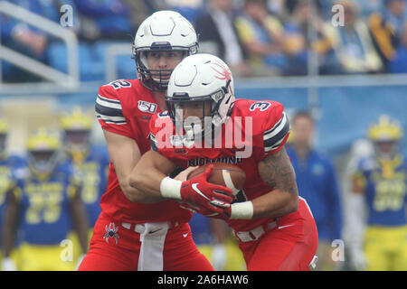 Newark, DE, USA. 26th Oct, 2019. Richmond quarterback JOE MANCUSO (12) hands off the ball to running back AARON DYKES (3) during a week eight game between the #19 Delaware Blue Hens and the Richmond Spiders Saturday, Oct. 26, 2019, at Tubby Raymond Field at Delaware Stadium in Newark, DE. Credit: Saquan Stimpson/ZUMA Wire/Alamy Live News Stock Photo