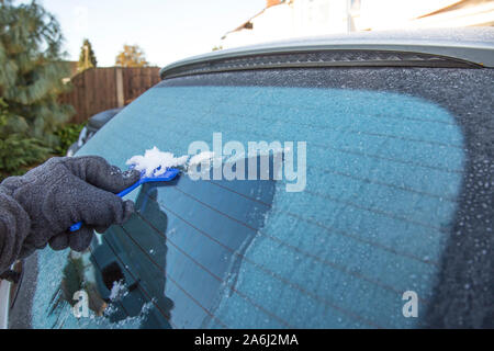 Kidderminster, UK. 27th October, 2019. UK weather: for the first time this autumn season, motorists need to dig out their scrapers to deal with frozen windscreens. With a bright and sunny morning forecast across the Midlands, the extra hour gained would be useful in bed - just to allow a natural thaw! Credit: Lee Hudson/Alamy Live News