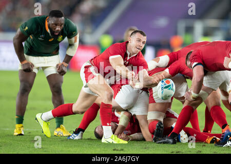 Yokohama, Japan. 27th Oct, 2019. Gareth Davies of Wales passes the ball during the Rugby World Cup semi-final match between Wales and South Africa in Kanagawa Prefecture, Japan, on October 27, 2019 Credit: Cal Sport Media/Alamy Live News Stock Photo