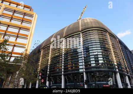 Curved solar shading (brise soleil) louvres panels on The Walbrook Building, Walbrook and Cannon Street, London EC4 and the Bloomberg Building Stock Photo