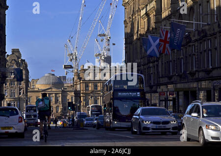 Traffic on the North Bridge road in central Edinburgh Scotland UK Stock Photo