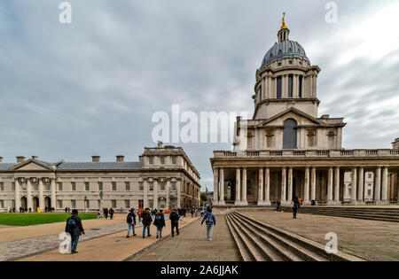 LONDON OLD ROYAL NAVAL COLLEGE GREENWICH STUDENTS AT GREENWICH UNIVERSITY Stock Photo