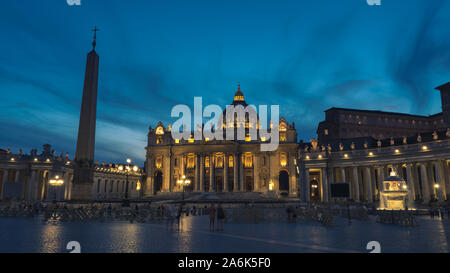 A night picture of The Papal Basilica of St. Peter in the Vatican. St Peter's, Bernini's colonnade and Maderno's fountain at night during blue hour. Stock Photo