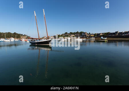 Village of Plouhmanac’h, France. Picturesque morning view of the sail lugger Ar Jentilez (PL92) at anchor in Port de Ploumanac'h. Stock Photo