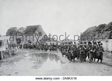 WW1 Belgian soldiers on their way to the trenches, vintage photograph from 1914 Stock Photo