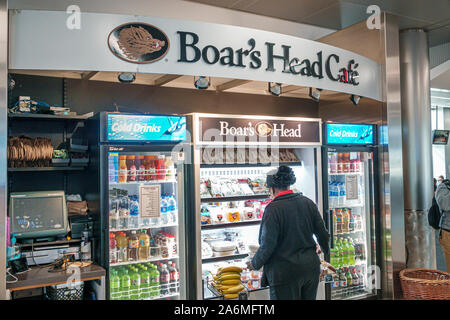 Georgia,Atlanta,Hartsfield-Jackson Atlanta International Airport,inside,Boar's Head Cafe,deli,kiosk convenience to go food sandwiches,Black,woman,work Stock Photo