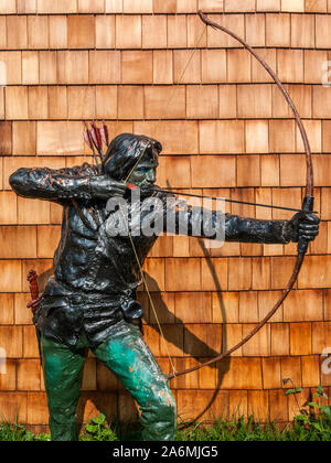 Robin Hood with bow and arrows, statue, Major Oak Visitor Centre, Sherwood Forest, Nottinghamshire Stock Photo