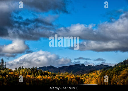 Loch Faskally on the edge of Pitlochry in Perthshire, Scotland with rich autumn colours. Stock Photo