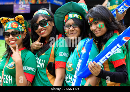 Bangladeshi cricket fans cheering for their team during the opening match of the 10th ICC Cricket World Cup, in Sher-e-Bangla National Stadium, on 19th February, 2011.  Mirpur, Dhaka, Bangladesh. Stock Photo