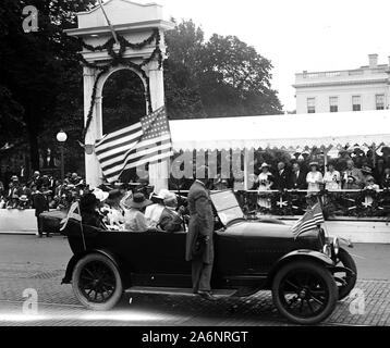 1917 Confederate Reunion - Parade participants passing parade reviewing stand Stock Photo