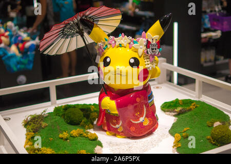 Statue Of Bowser In A Nintendo Store In New York Stock Photo Alamy