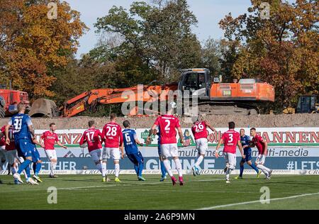 Feature, game scene, action, behind construction site, football 2. Bundesliga, 11.matchday, Karlsruher SC (KA) - Hanover 96 (H) 3: 3, on 26.10.2019 in Karlsruhe/Germany. ¬ | usage worldwide Stock Photo