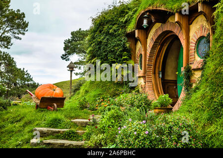 Bag End, Bilbo Baggin's Hobbit Hole in the Hobbiton Movie Set, Matamata, New Zealand Stock Photo