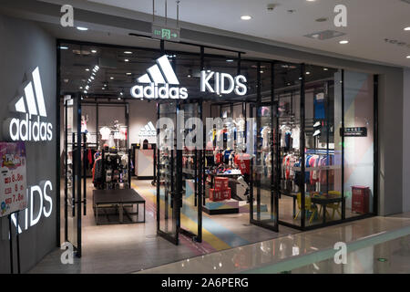 emprender compañerismo cabina Adidas kids in chinese shopping mall during special sale Dalian, China  13-06-19 Stock Photo - Alamy