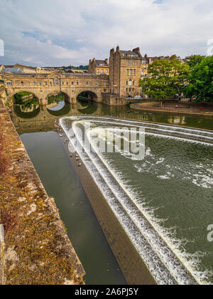 Pulteney Bridge crossing the river Avon in Bath with Pulteney weir. Somerset. UK Stock Photo