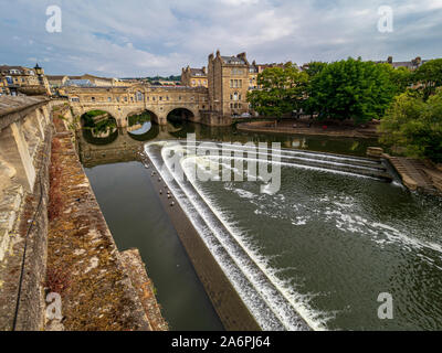 Pulteney Bridge crossing the river Avon in Bath with Pulteney weir. Somerset. UK Stock Photo