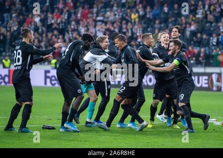 Frankfurt, Deutschland. 25th Oct, 2019. The Frankfurt players are dancing about the victory, jubilation, cheering, cheering, joy, cheers, celebrate, final jubilation, dancing, full figure, European Football League, group stage, group F, matchday 3, Eintracht Frankfurt (F) - Standard Luettich (Luettich) 2: 1, on 24.10.2019 in Frankfurt/Germany. | Usage worldwide Credit: dpa/Alamy Live News Stock Photo