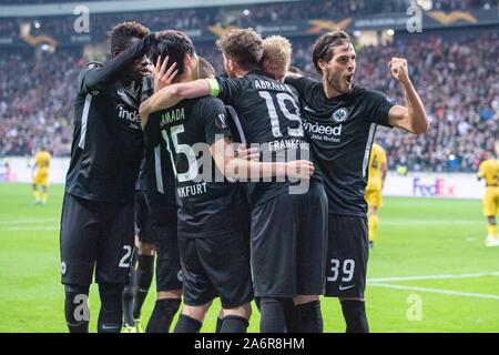 Frankfurt, Deutschland. 25th Oct, 2019. The Frankfurt players cheer over the goal to 2-0 for Eintracht Frankfurt, jubilation, cheer, cheering, joy, cheers, celebrate, goaljubel, jubilationtraube, half figure, half figure, Soccer Europa League, group stage, Group F, matchday 3, Eintracht Frankfurt (F) - Standard Luettich (Luettich) 2: 1, on 24.10.2019 in Frankfurt/Germany. | Usage worldwide Credit: dpa/Alamy Live News Stock Photo