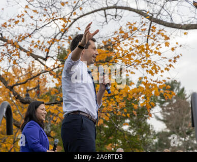 October 25, 2019, University of New Hampshire in Durham, New Hampshire: Pete Buttigieg raising hands during speech at campaign town hall meeting. Stock Photo