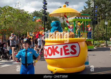 Orlando, Florida. October 24, 2019. Cookie  Monster an police woman at Seaworld Stock Photo