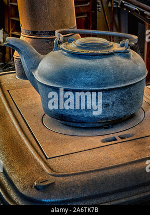 https://l450v.alamy.com/450v/2a6tk7b/old-iron-kettle-on-wood-stove-with-cobwebs-2a6tk7b.jpg