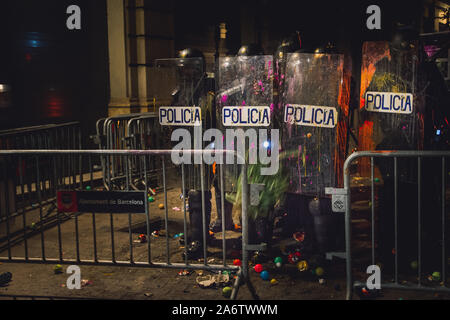 Cops full of paint after protesters threw eggs, balls, plants and other objects. Via Laietana, Barcelona. Spain Stock Photo