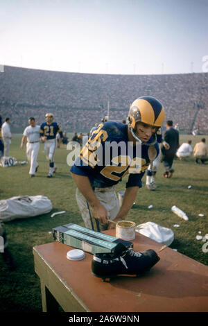 LOS ANGELES, CA - NOVEMBER 10:  Jon Arnett #26 of the Los Angeles Rams prepares on the sidelines during an NFL game against the San Francisco 49ers on November 10, 1957 at the Los Angeles Memorial Coliseum in Los Angeles, California.   (Photo by Hy Peskin)
