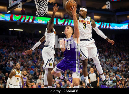 Sacramento, CA, USA. 25th Mar, 2018. Sacramento Kings Sacramento Kings  guard Bogdan Bogdanovic (8) and teammates wear t-shirts bearing the name of  Stephon Clark during a game at Golden 1 Center on