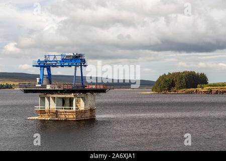 Crane operated drawdown at Llyn Brenig reservoir, North Wales Stock Photo