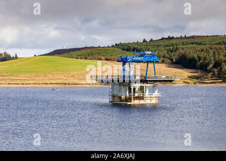 Crane operated drawdown at Llyn Brenig reservoir, North Wales Stock Photo